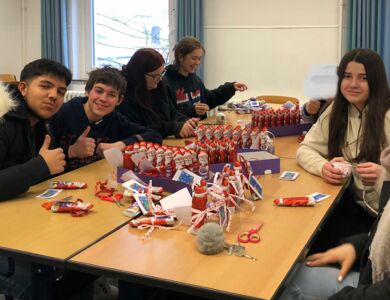 Schüler der 8a beim Anbinden und sortieren